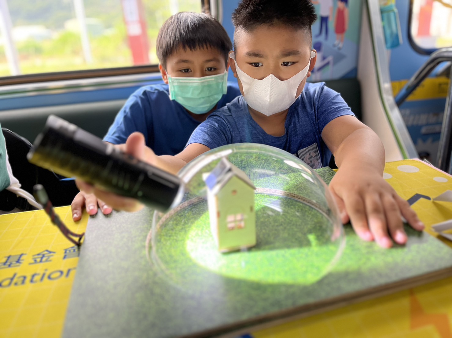ng28南宫相信品牌力量參與基礎科學主題車廂，以STEAM教學精神，設計「逐日科學家」、「太陽能工程師」以及「淨零建築師」三大能源科普課程和實驗
